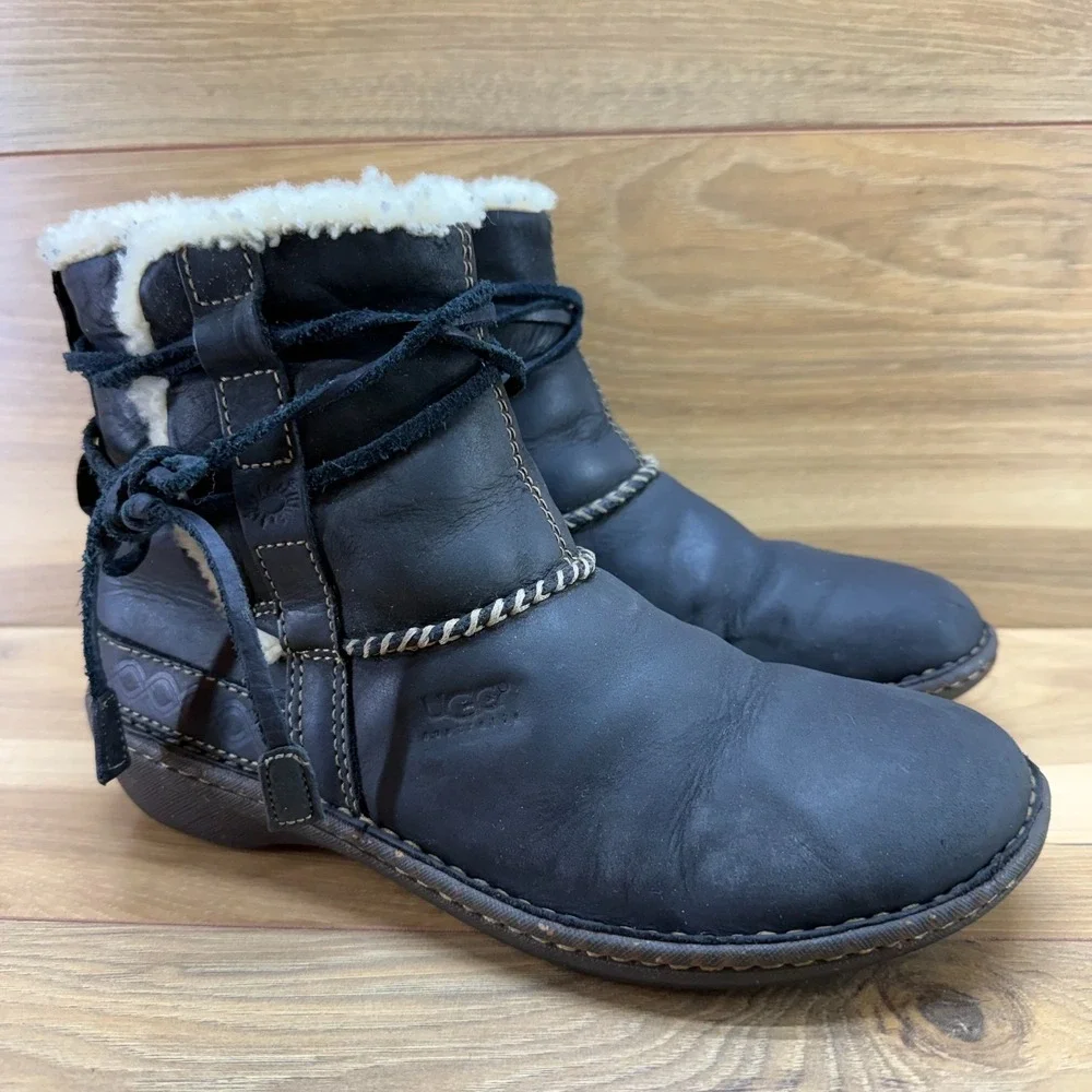UGG Cove Ankle Boots 9 Black Leather Shearling Fur Lined Cozy Sherpa Cabin Core